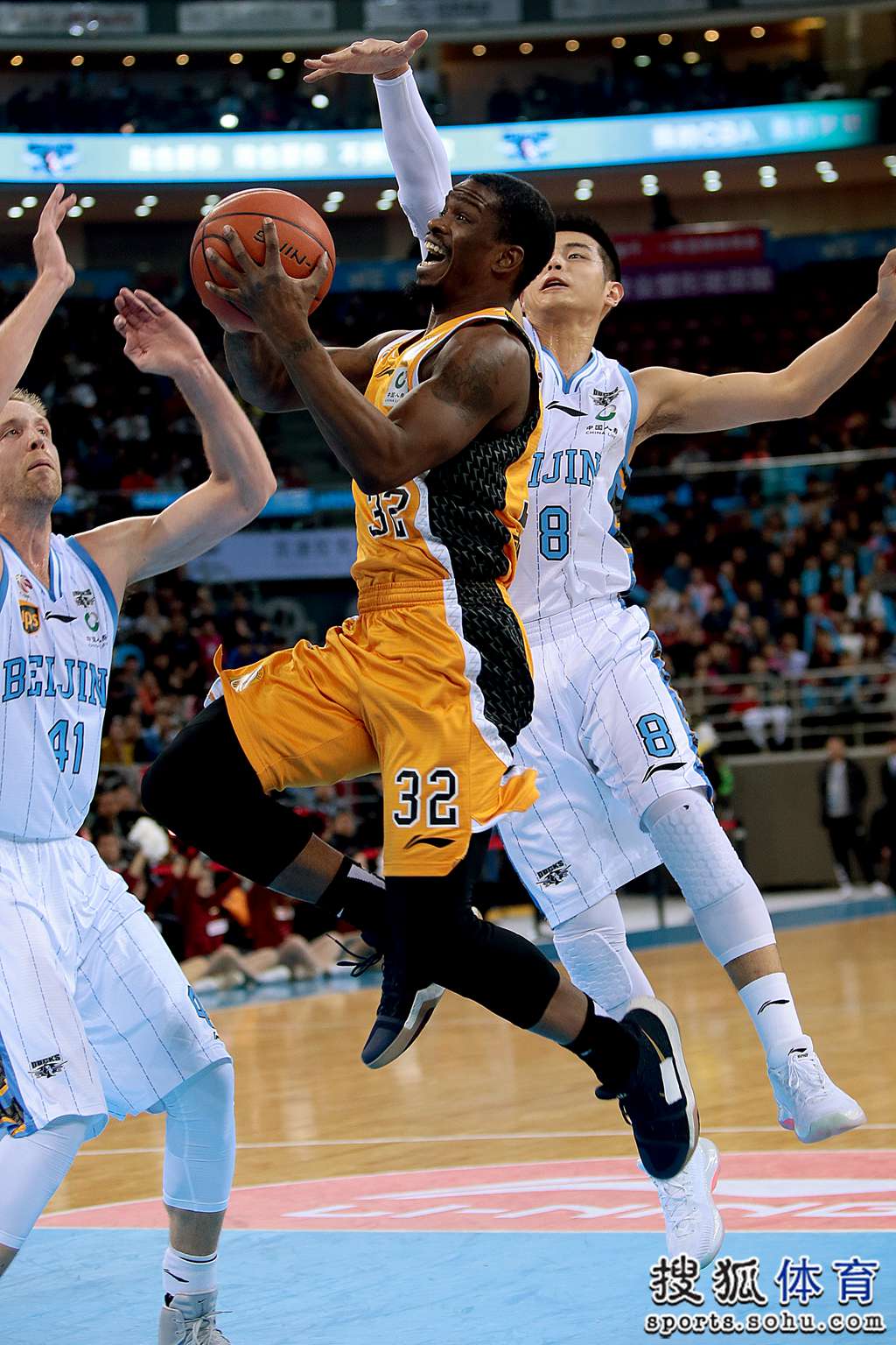 中国男篮血洗意大利男篮，汉密尔顿三分雨点燃全场