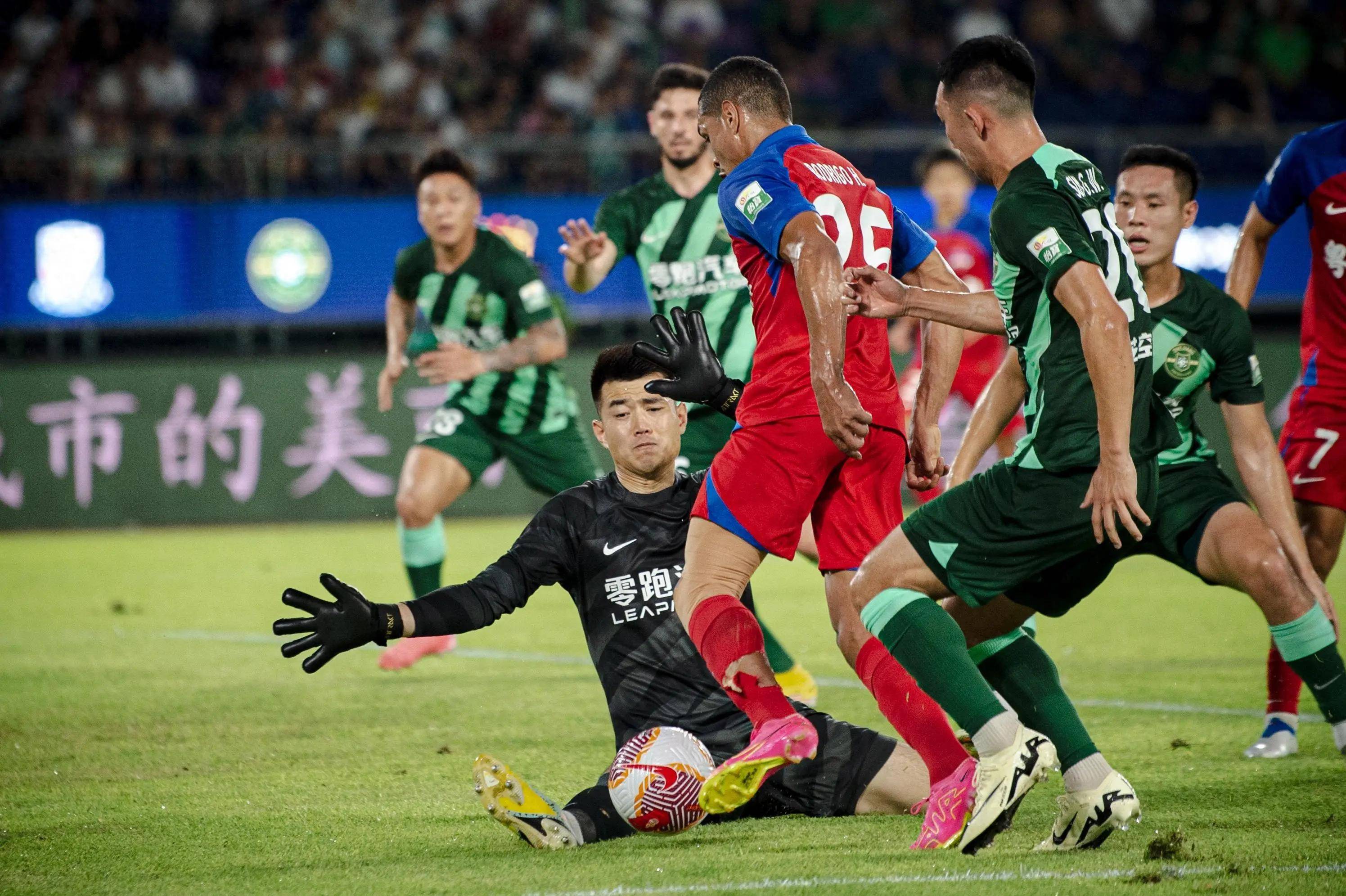 广州恒大主帅调整战术频频，球迷期待成果的简单介绍