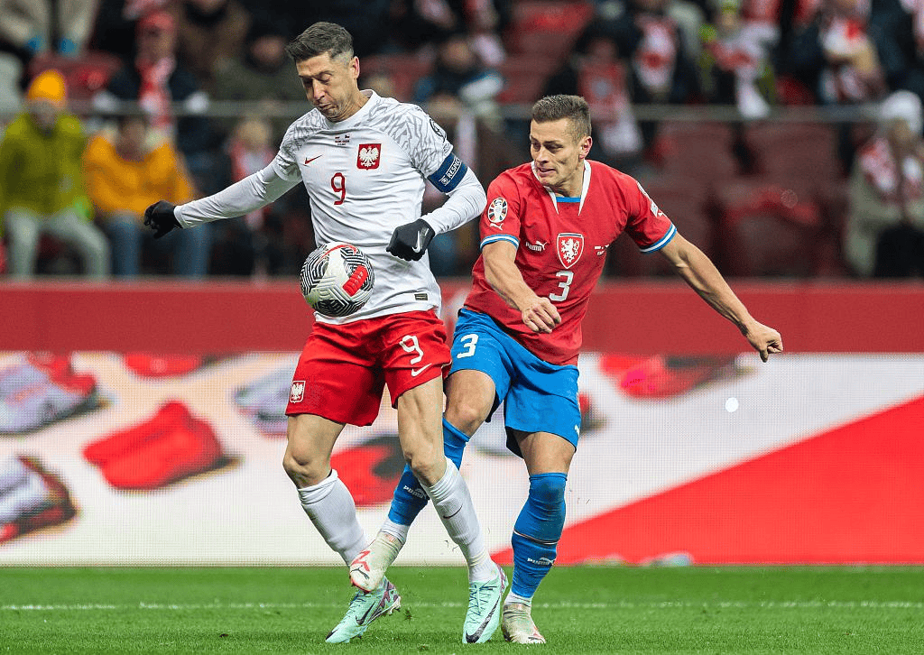 欧洲联赛进行中，波兰队形势严峻