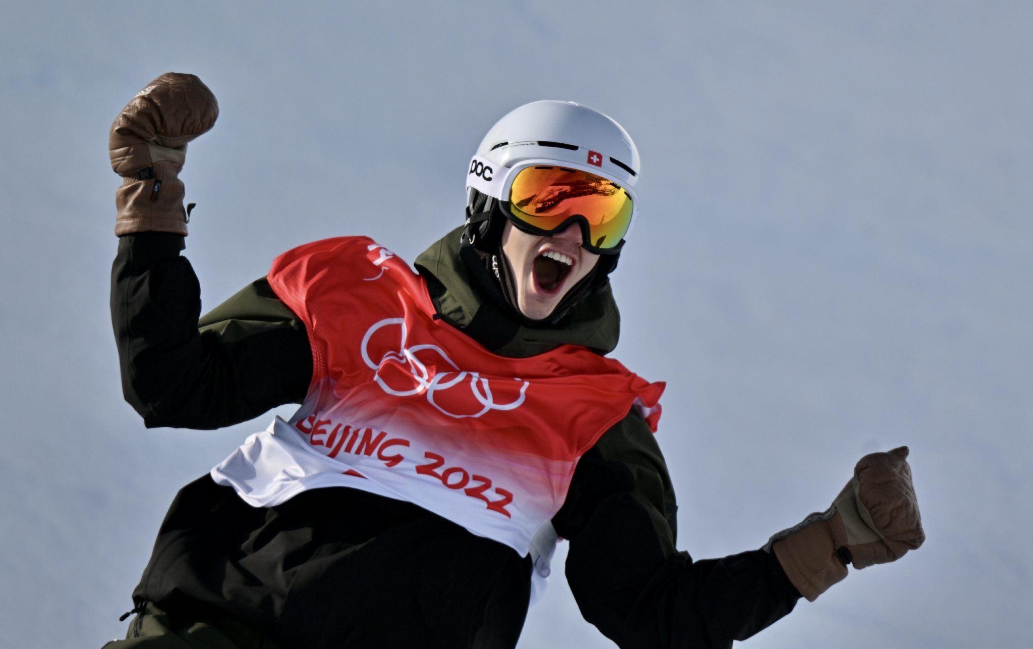 包含瑞士运动员加速冲刺，斩获障碍滑雪冠军的词条