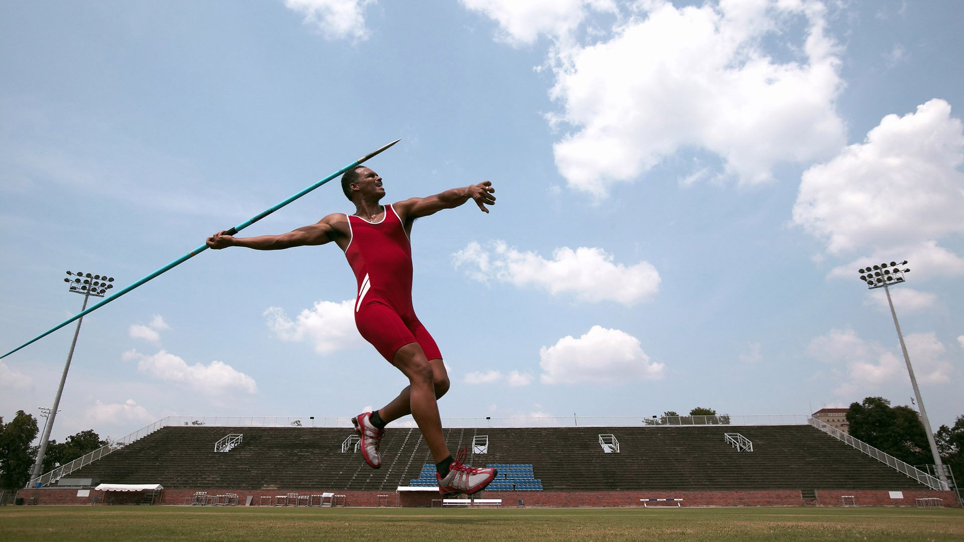 新王当立！哈利伯顿关键回合手刃灰熊，勇士惊险过关背后的传承密码